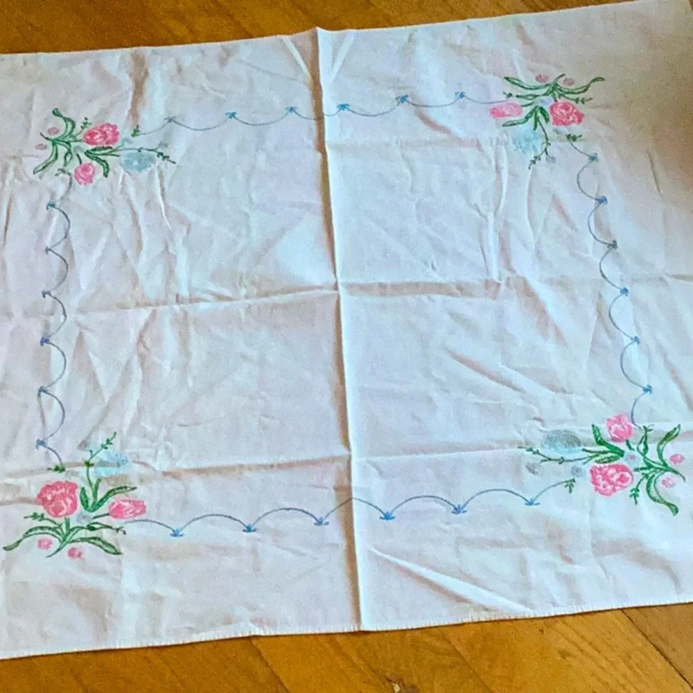 TABLECLOTH LOVINGLY MADE  Vintage FLORAL EMBROIDERED 41” X 35” VNPLVC